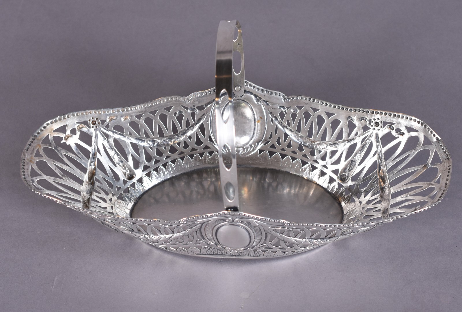 Elegante cesta de prata contrastada 800 mls., feitio oval trabalhado... - foto 3 de 4
