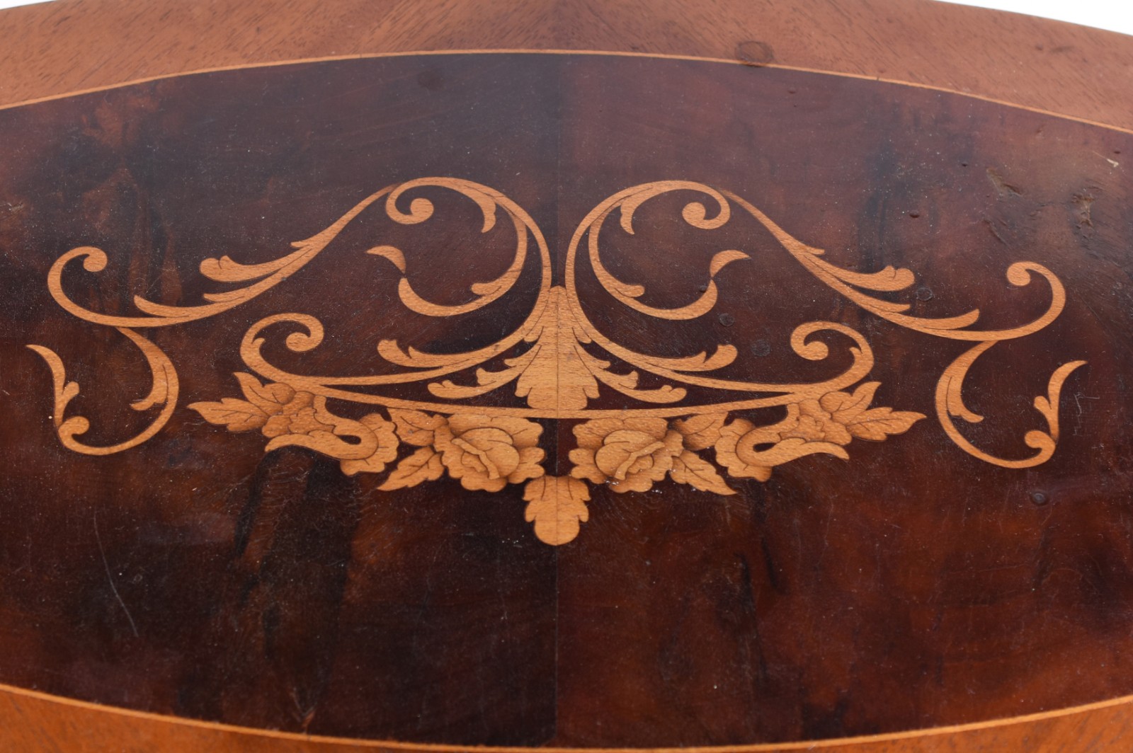 Mesa auxiliar de madeira nobre no feitio oval com 3 platôs ligados... - foto 3 de 5