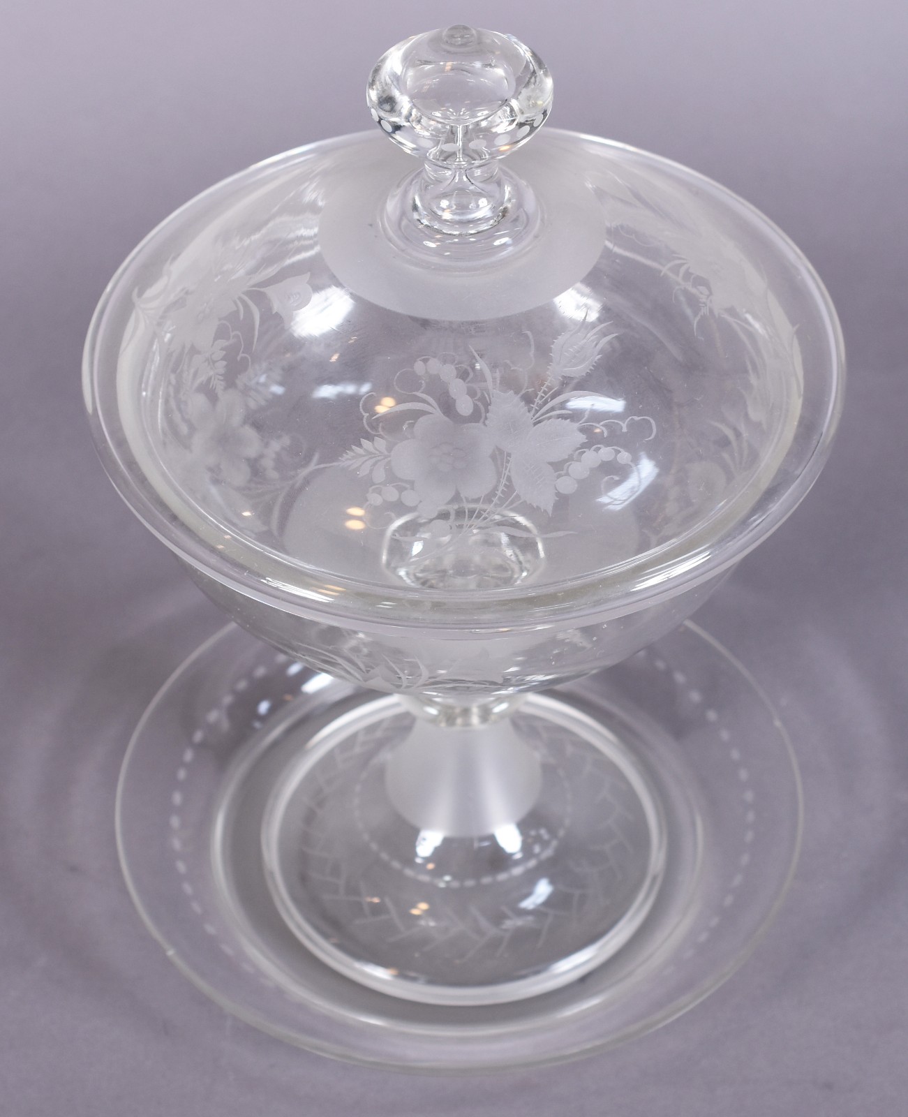 Compoteira com presentoir de cristal lavrado (com mínimos bicados). - foto 2 de 5