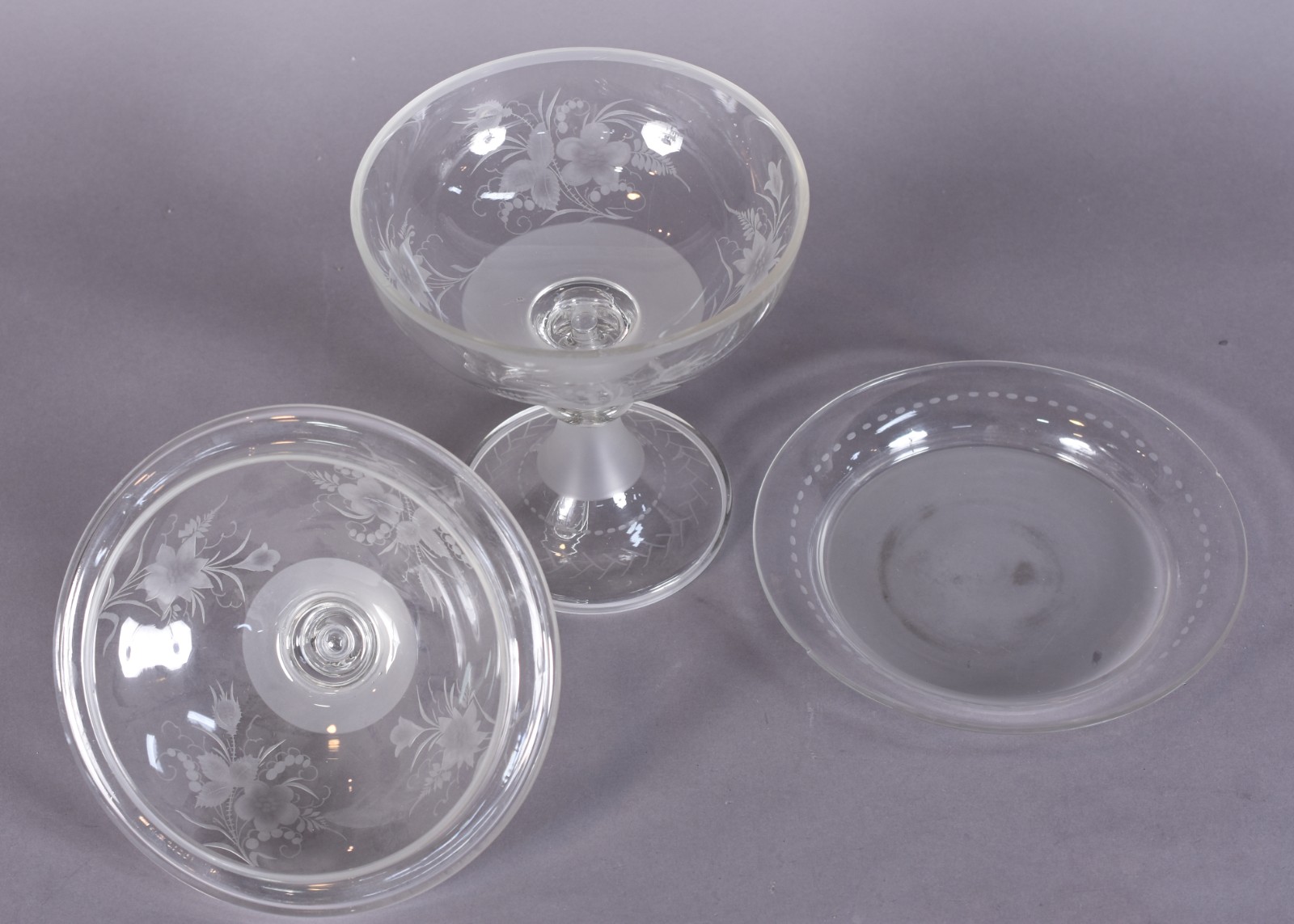 Compoteira com presentoir de cristal lavrado (com mínimos bicados). - foto 3 de 5