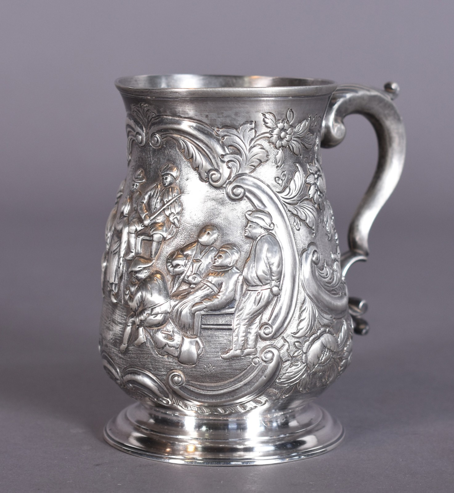 Caneca de prata inglesa "leão passante" contrastada, ricamente... - foto 1 de 4