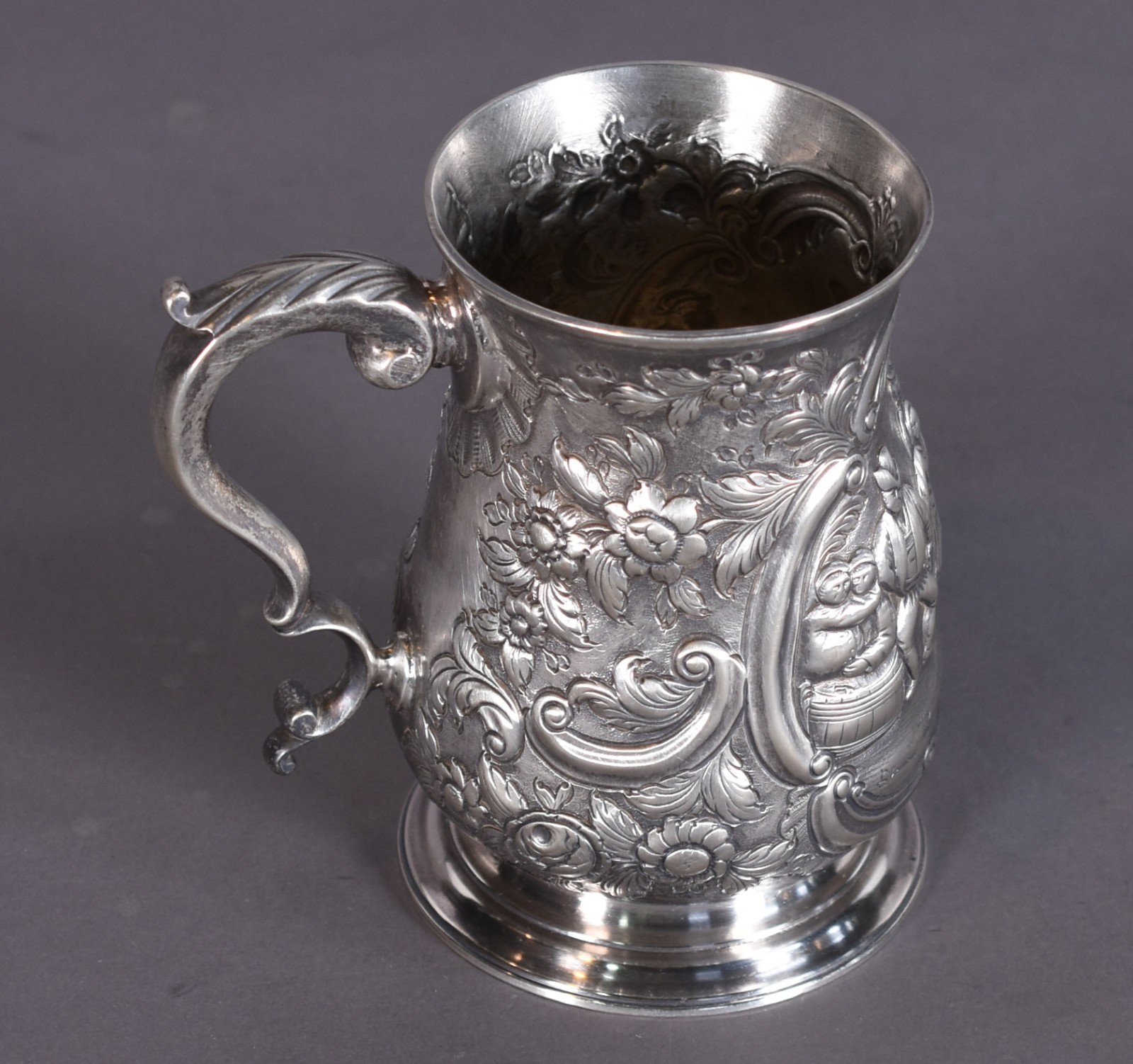 Caneca de prata inglesa "leão passante" contrastada, ricamente... - foto 3 de 4