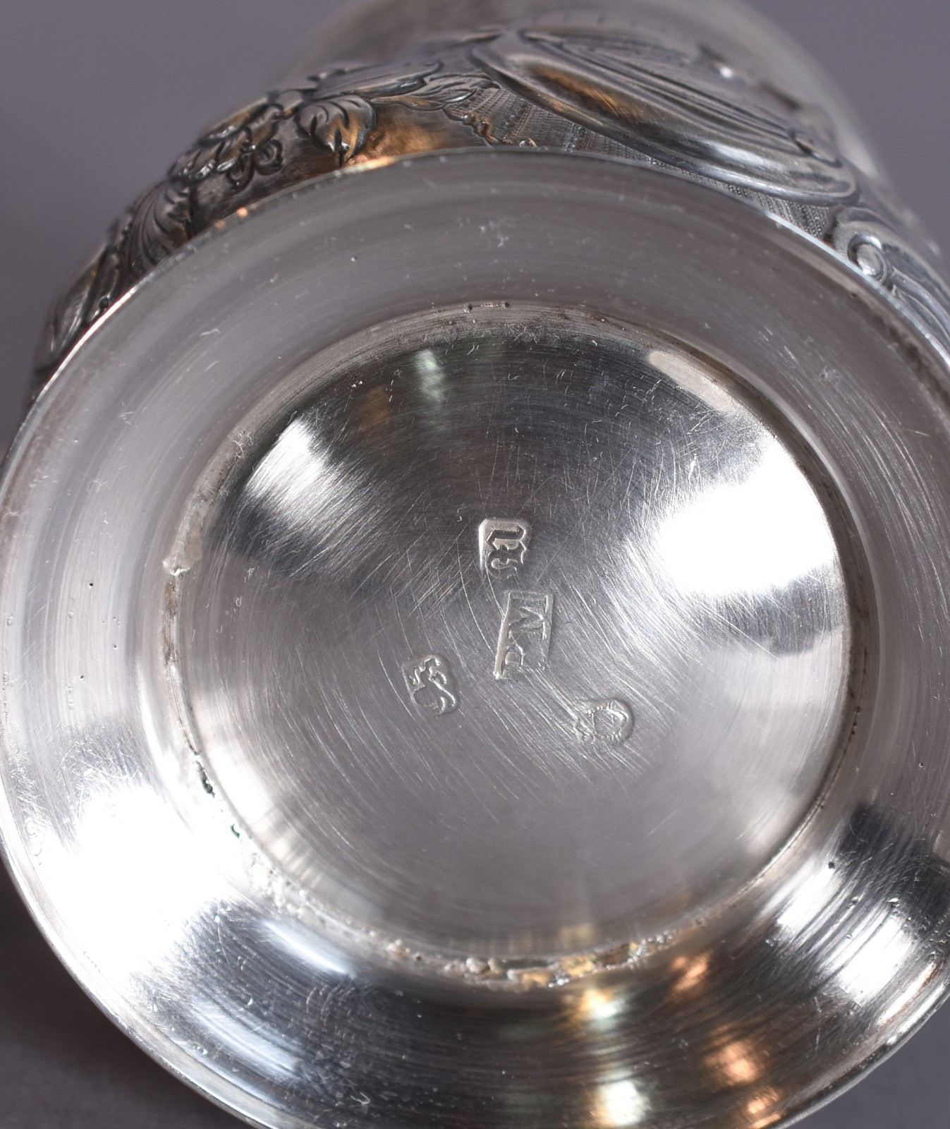 Caneca de prata inglesa "leão passante" contrastada, ricamente... - foto 4 de 4