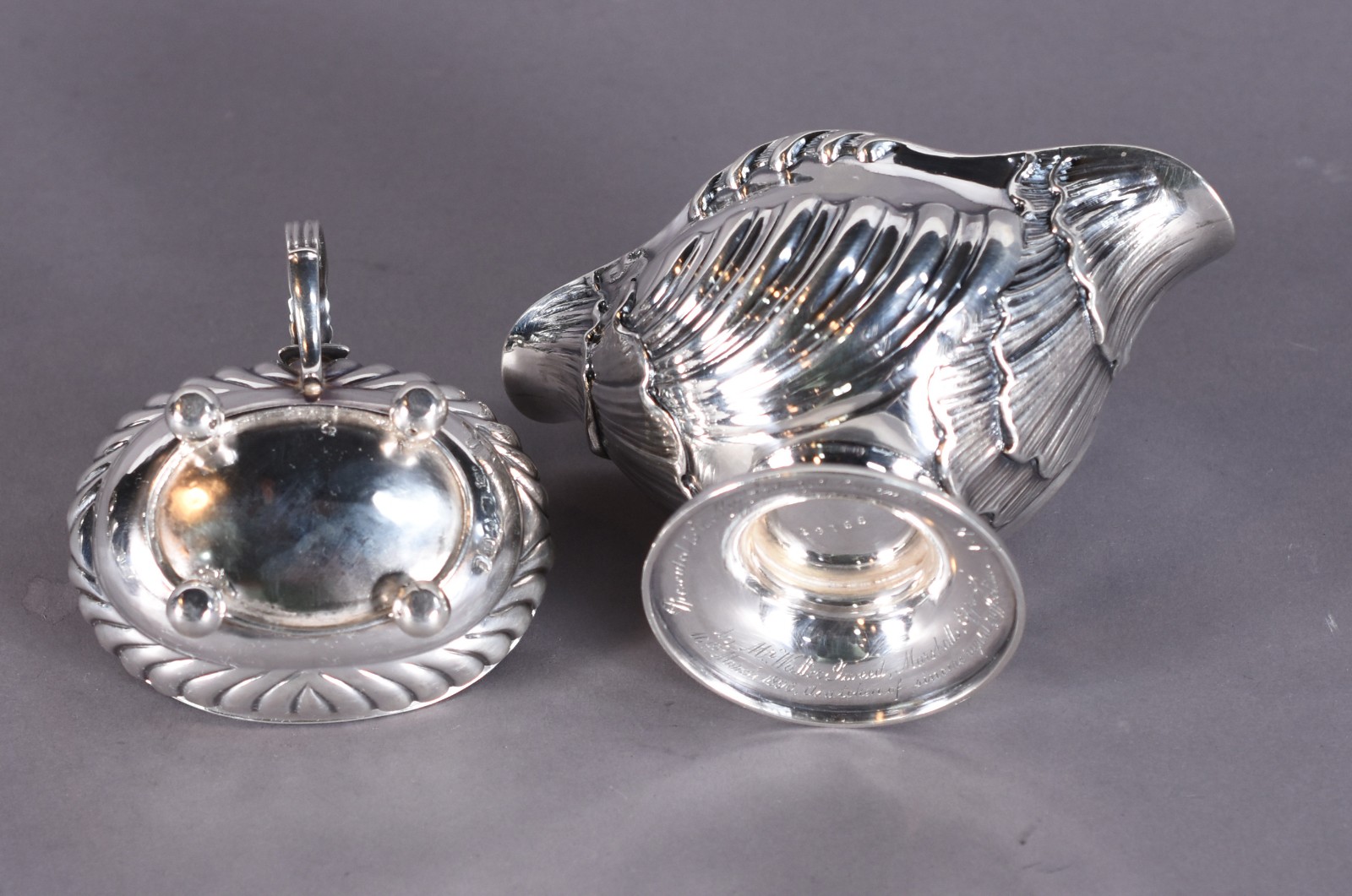Duas peças de prata inglesa contrastada, sendo uma cremeira com... - foto 6 de 9
