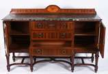 Casa Leandro Martins (1885-1960),  - Buffet de madeira nobre parquetada e detalhes em marqueterie nas duas portas laterais com prateleiras internas, tres gavetas centrais com puxadores de