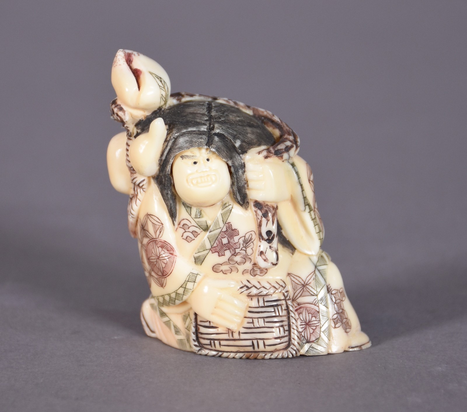 Netsuke de marfim. Assinado na base. - foto 1 de 3
