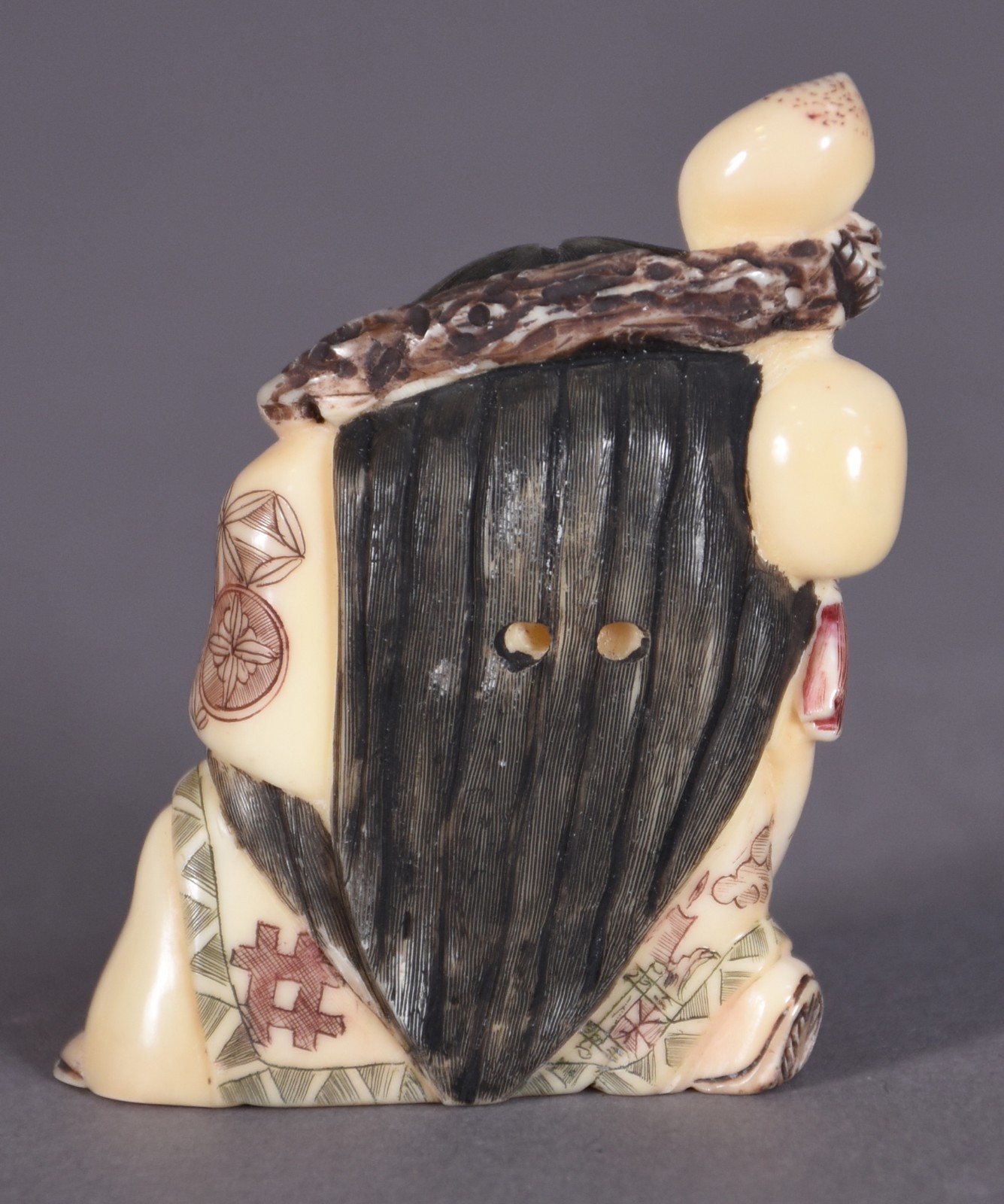 Netsuke de marfim. Assinado na base. - foto 2 de 3