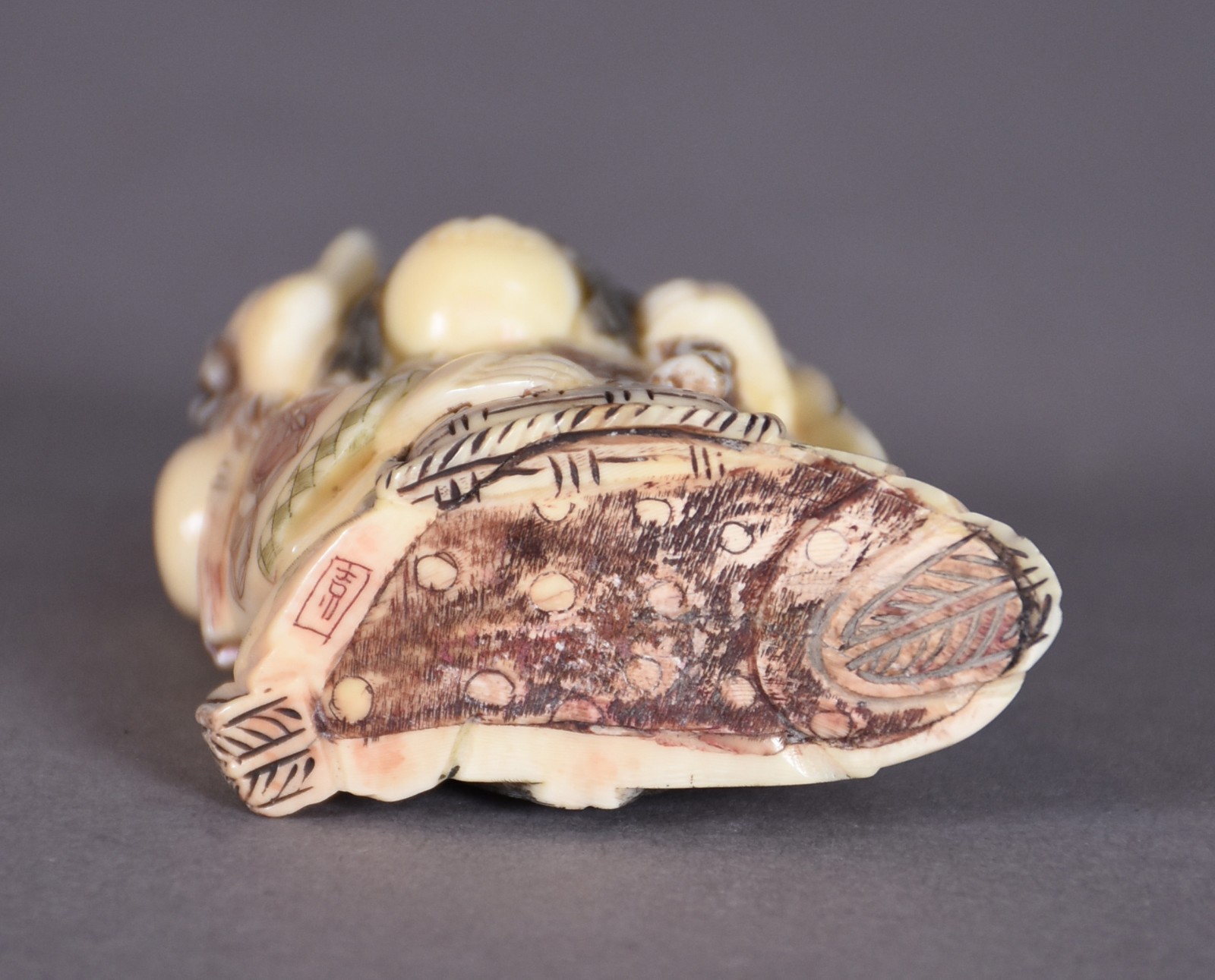 Netsuke de marfim. Assinado na base. - foto 3 de 3
