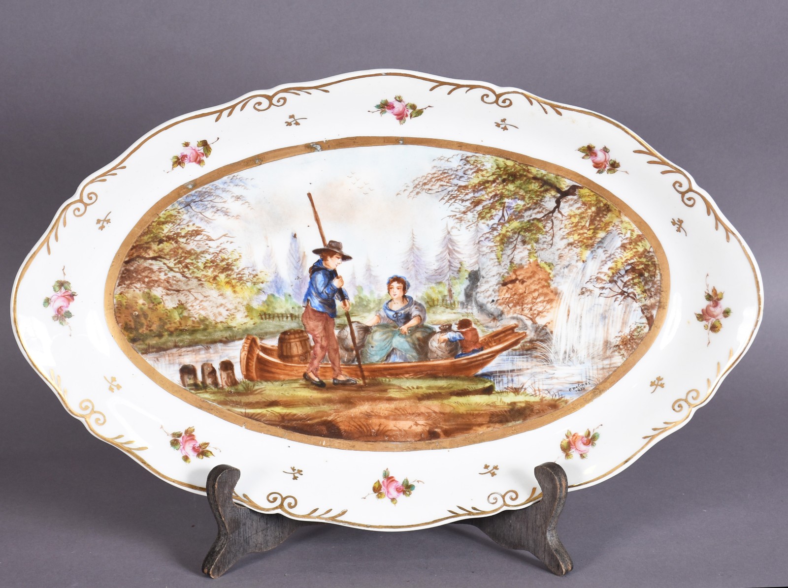 Travessa oval de porcelana europeia marcada na base com coroa... - foto 1 de 5