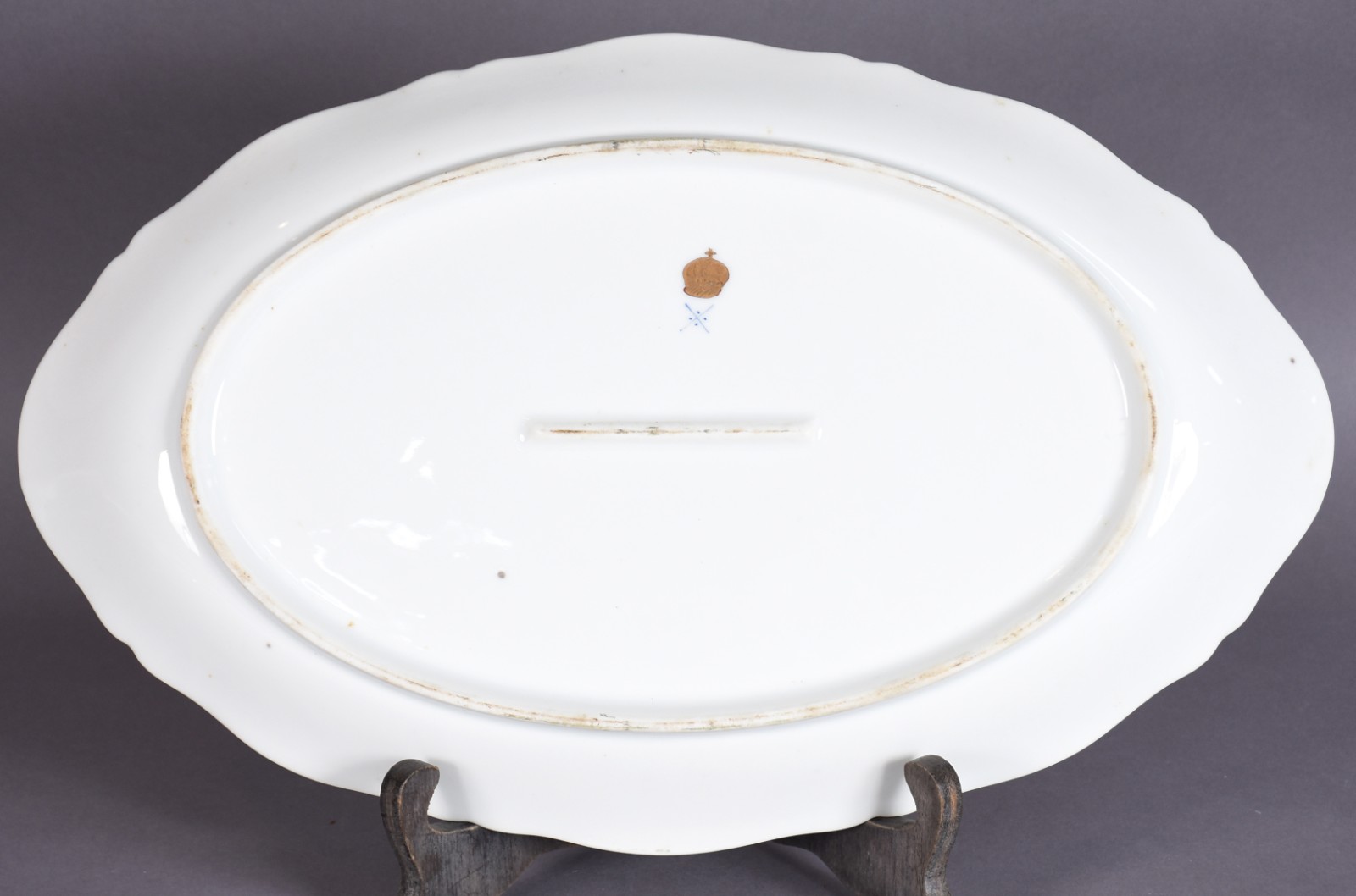 Travessa oval de porcelana europeia marcada na base com coroa... - foto 4 de 5