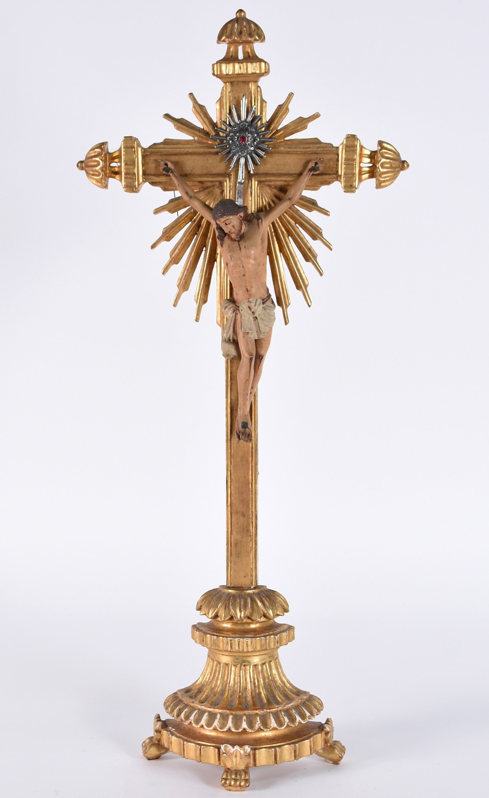 Crucifixo de madeira dourada com figura de Cristo ricamente entalhada... - foto 1 de 6