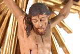 Crucifixo de madeira dourada com figura de Cris... - Crucifixo de madeira dourada com figura de Cristo ricamente entalhada e policromada, acompanha resplendor de prata.