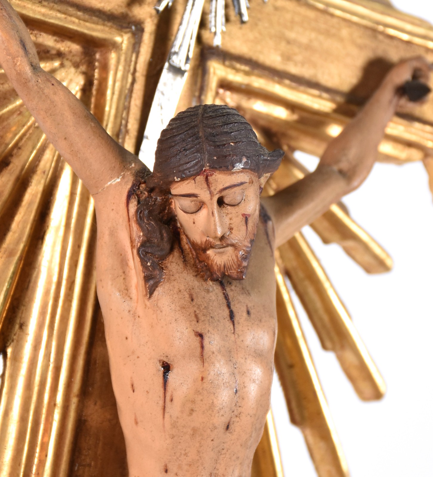 Crucifixo de madeira dourada com figura de Cristo ricamente entalhada... - foto 2 de 6