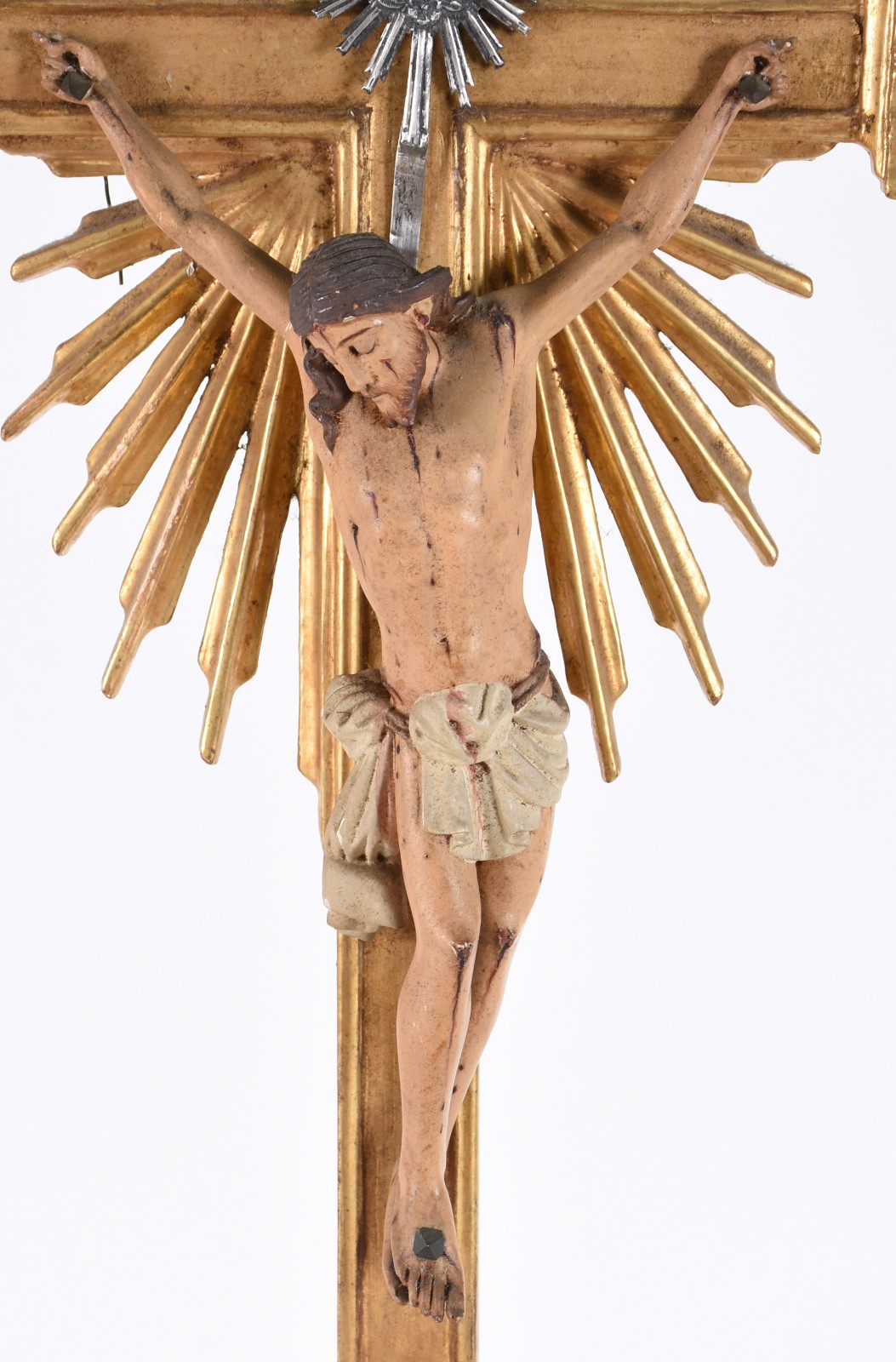 Crucifixo de madeira dourada com figura de Cristo ricamente entalhada... - foto 3 de 6
