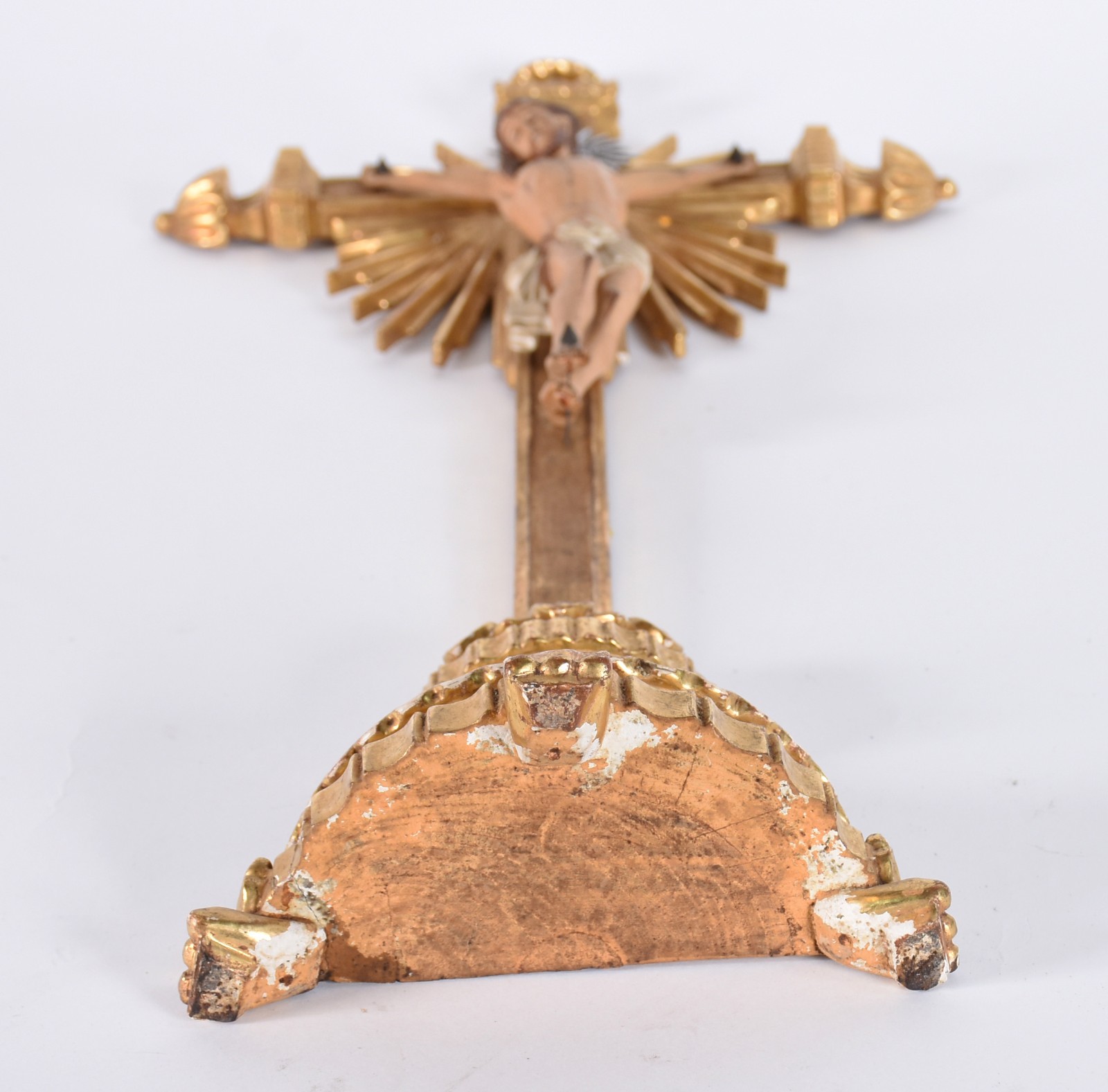 Crucifixo de madeira dourada com figura de Cristo ricamente entalhada... - foto 6 de 6