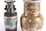 Dois vasos de faiança japonesa de Satzuma, mode... - Dois vasos de faiança japonesa de Satzuma, modelos diversos, sendo um em craquelê decorado com guerreiros em policromia e grega em relevo, e o o...