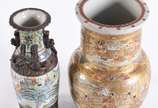 Dois vasos de faiança japonesa de Satzuma, mode... - Dois vasos de faiança japonesa de Satzuma, modelos diversos, sendo um em craquelê decorado com guerreiros em policromia e grega em relevo, e o o...