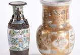 Dois vasos de faiança japonesa de Satzuma, mode... - Dois vasos de faiança japonesa de Satzuma, modelos diversos, sendo um em craquelê decorado com guerreiros em policromia e grega em relevo, e o o...