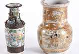 Dois vasos de faiança japonesa de Satzuma, mode... - Dois vasos de faiança japonesa de Satzuma, modelos diversos, sendo um em craquelê decorado com guerreiros em policromia e grega em relevo, e o o...