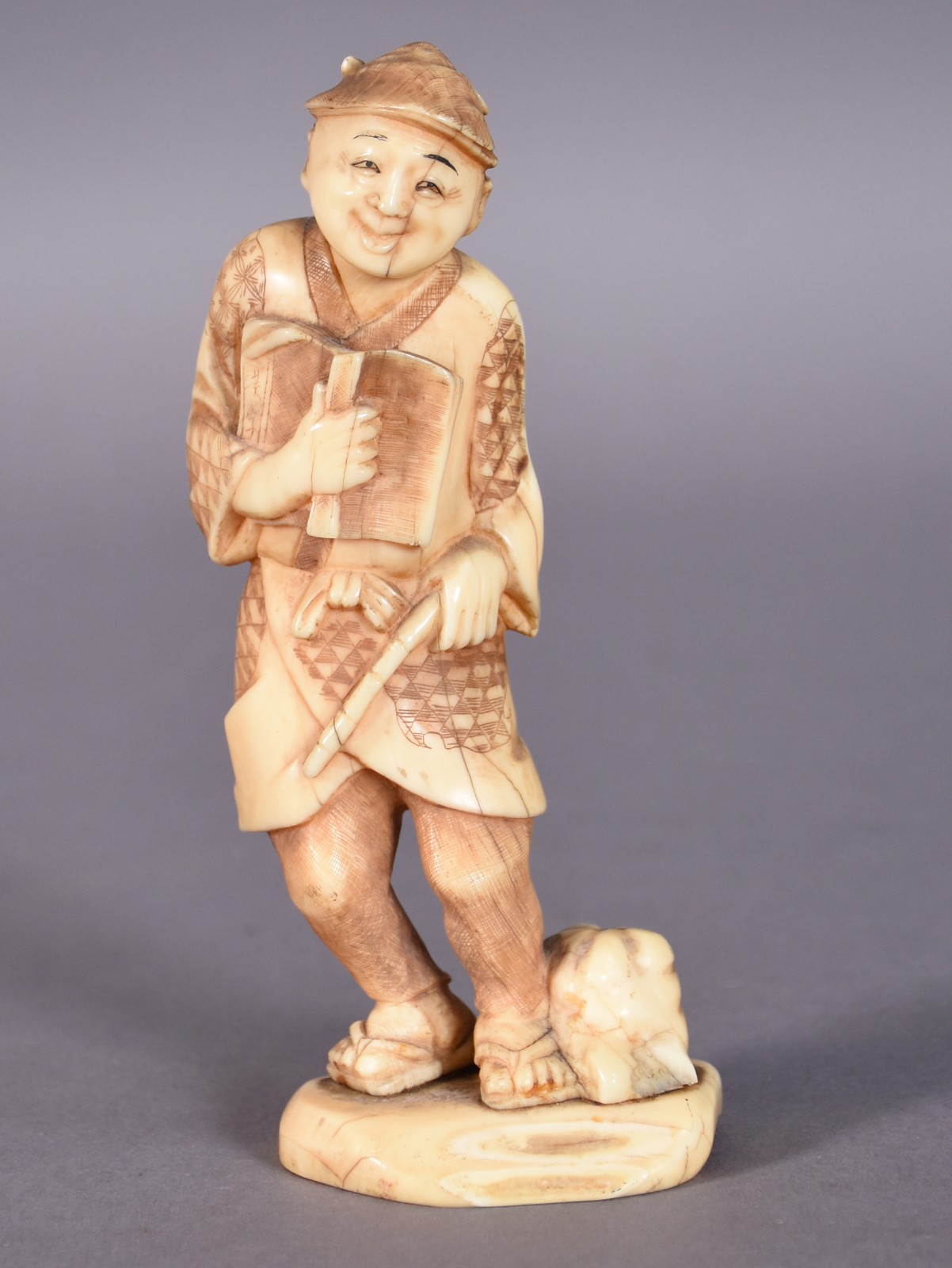 Escultura de marfim representando camponês de sandálias, assinado. - foto 1 de 3