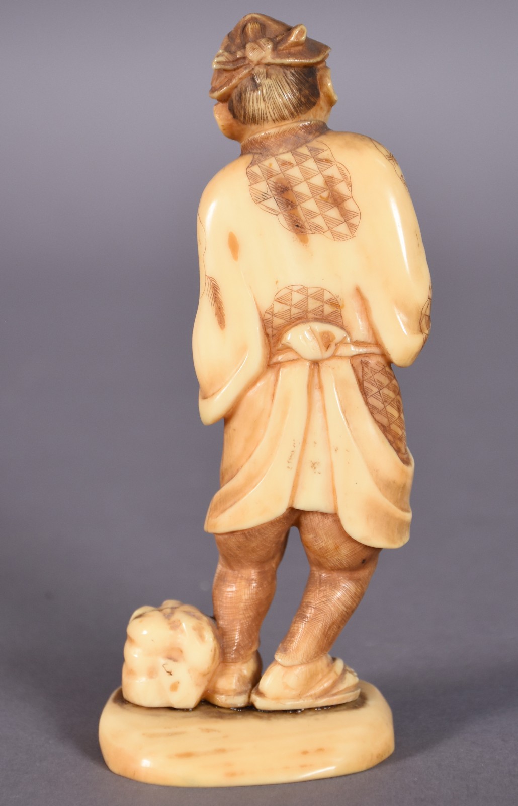Escultura de marfim representando camponês de sandálias, assinado. - foto 2 de 3