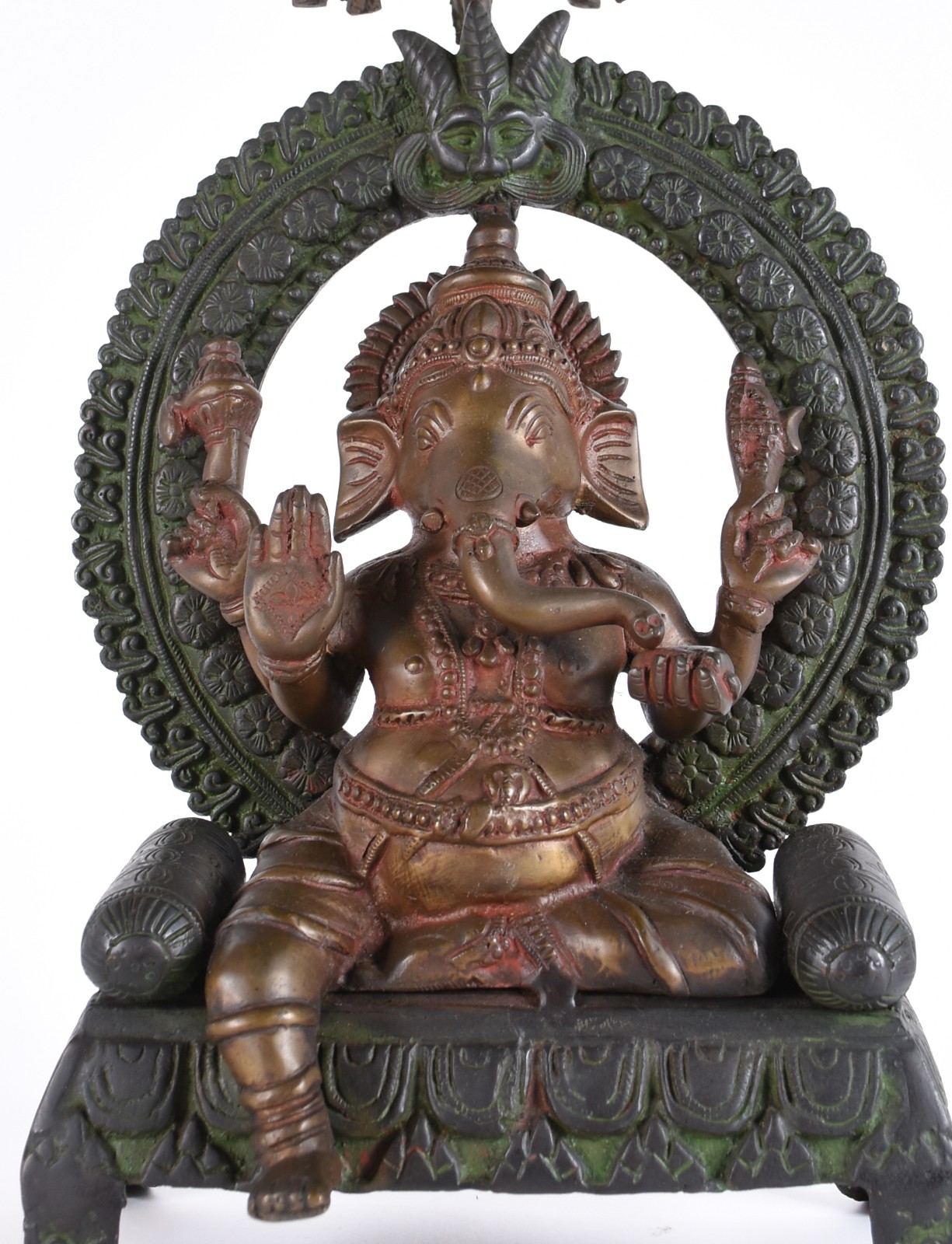 Antigo grupo escultórico representando Ganesha repousada em trono com... - foto 2 de 7