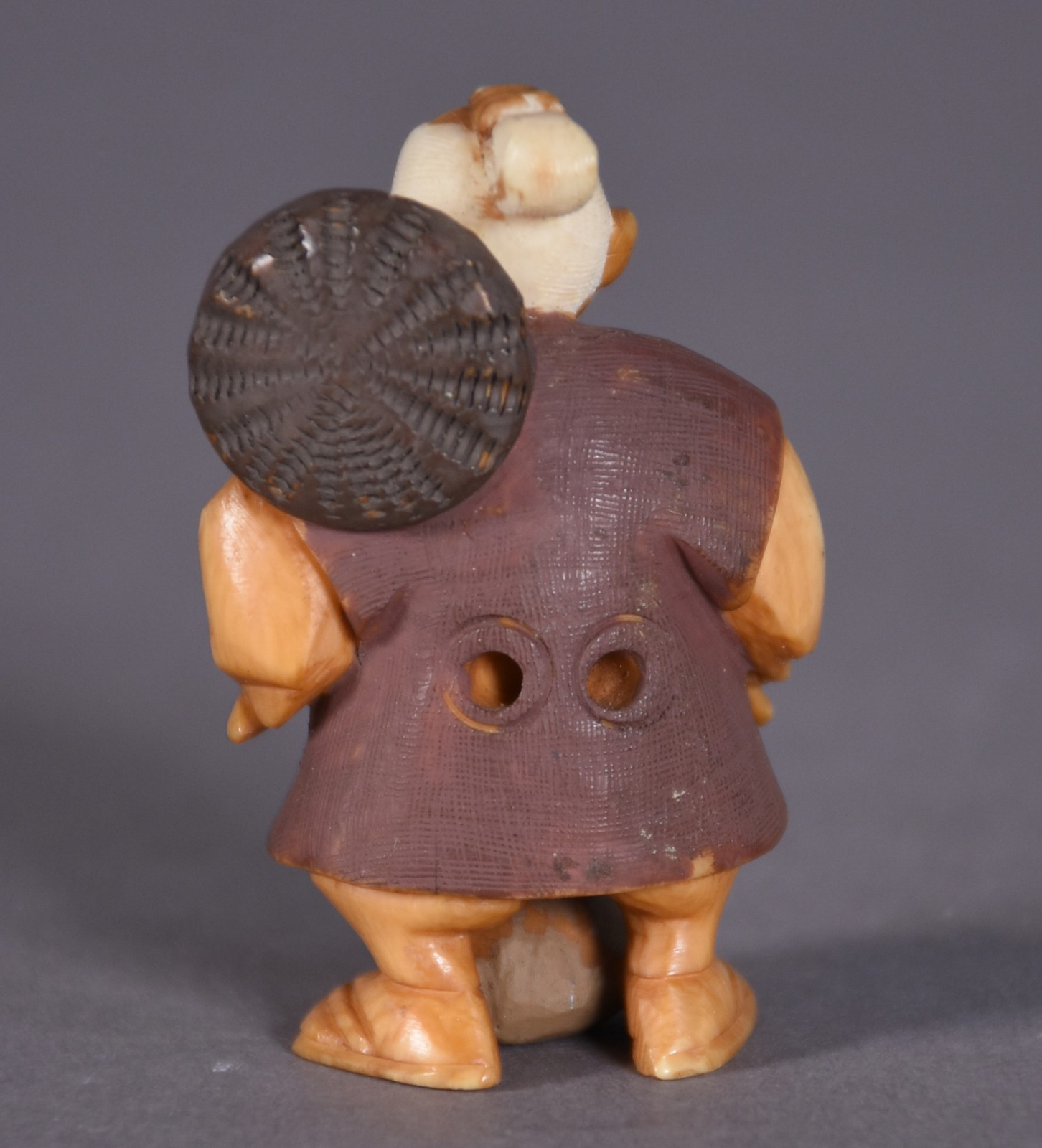 Netsuke de marfim representando figura com ventarola e cântaro... - foto 2 de 3