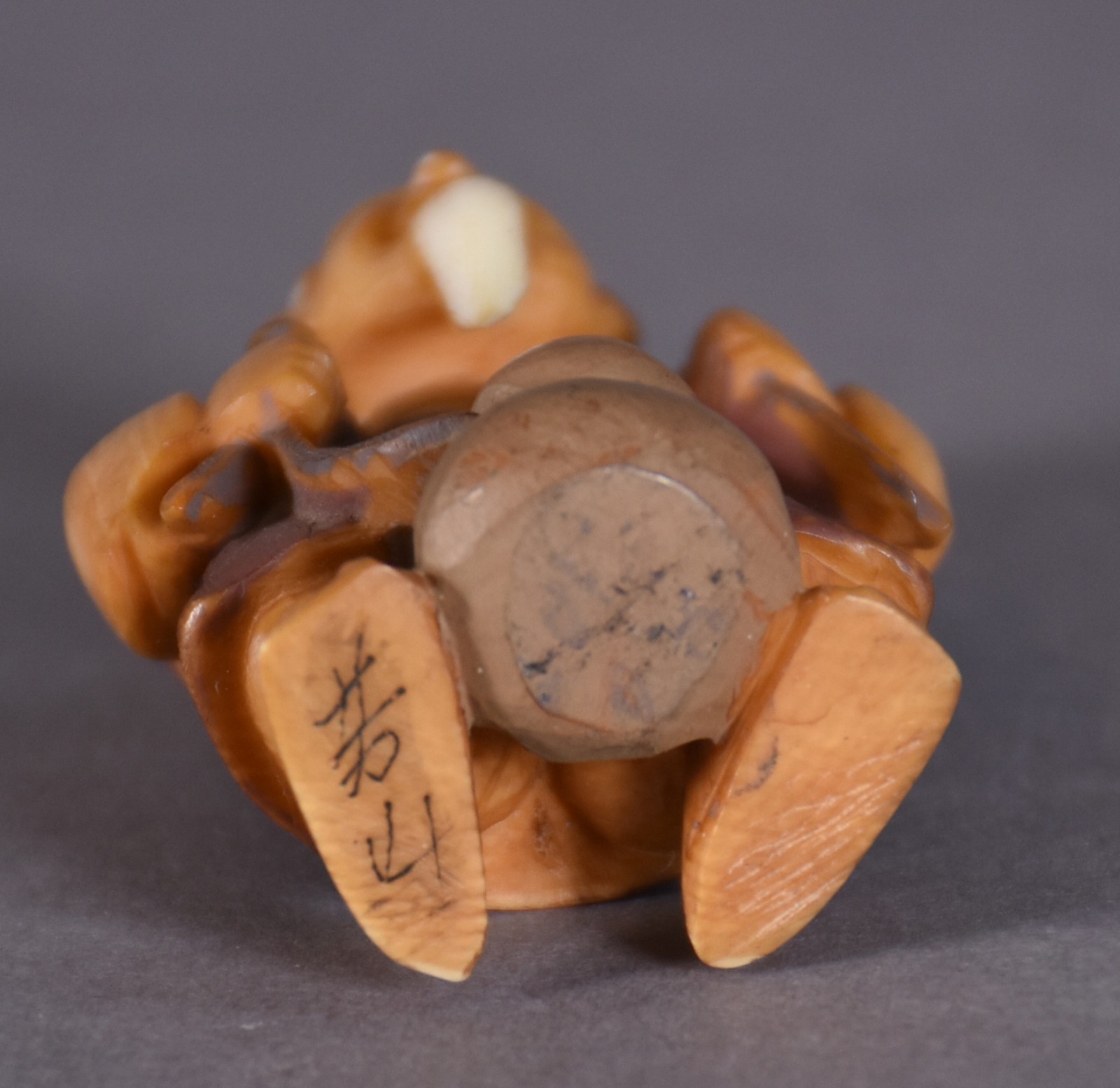 Netsuke de marfim representando figura com ventarola e cântaro... - foto 3 de 3