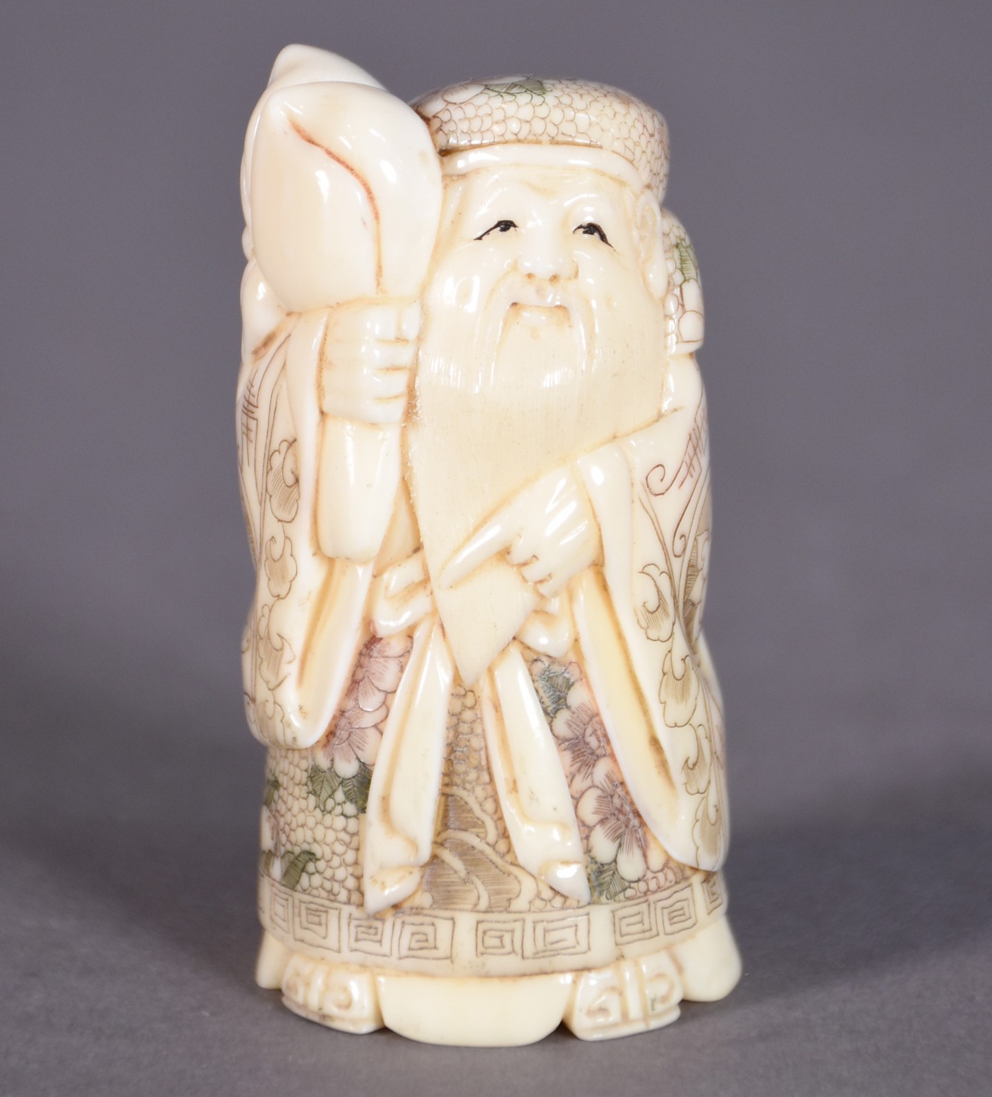 Netsuke de marfim policromado representando sábio com fruto, assinado... - foto 1 de 4