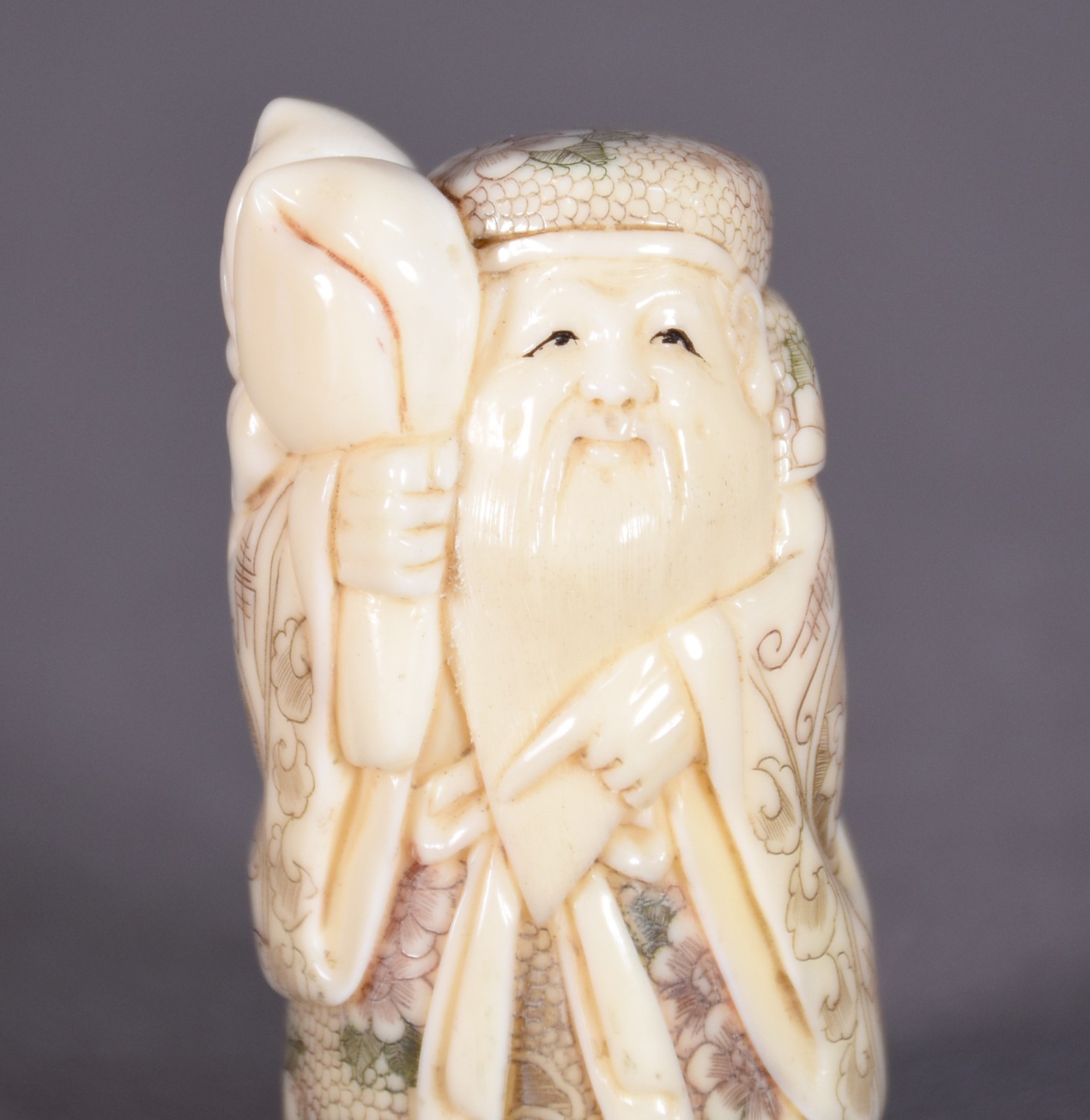 Netsuke de marfim policromado representando sábio com fruto, assinado... - foto 2 de 4