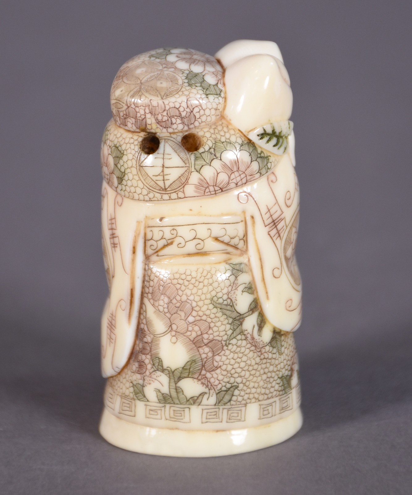 Netsuke de marfim policromado representando sábio com fruto, assinado... - foto 3 de 4