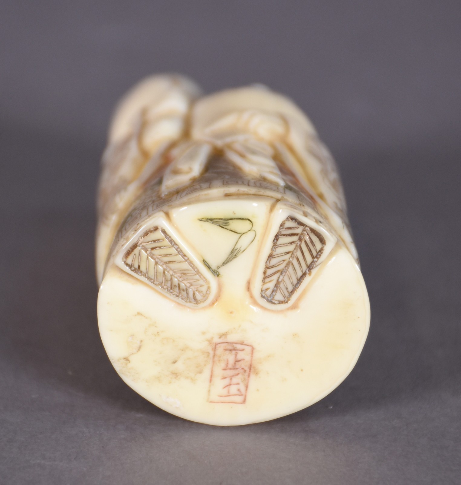 Netsuke de marfim policromado representando sábio com fruto, assinado... - foto 4 de 4