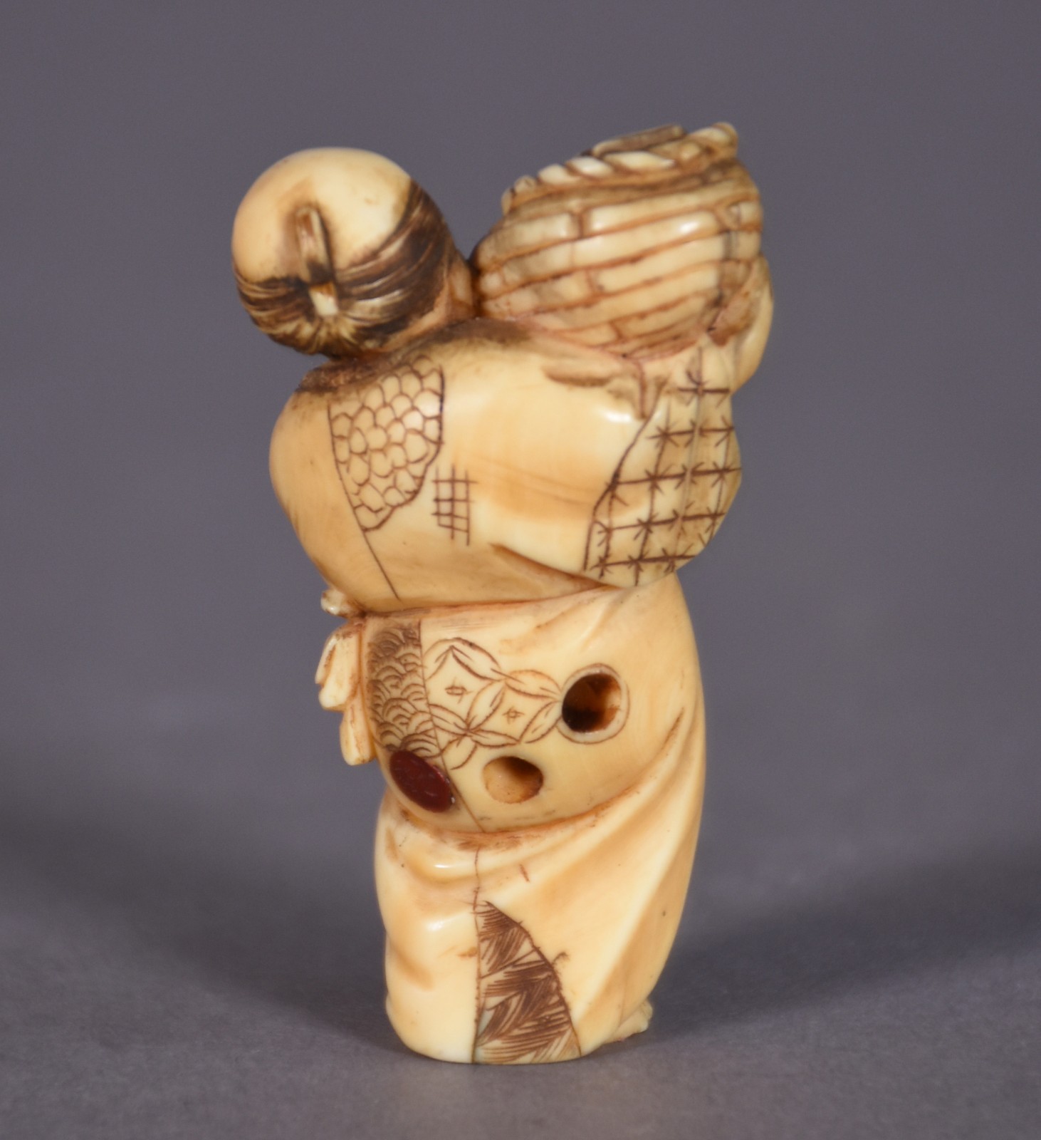 Netsuke de marfim representando figura com cesto. - foto 2 de 3