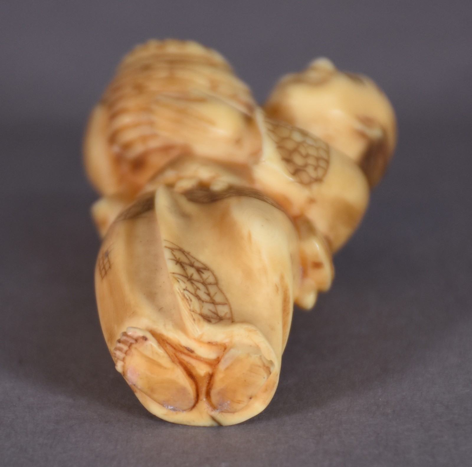 Netsuke de marfim representando figura com cesto. - foto 3 de 3