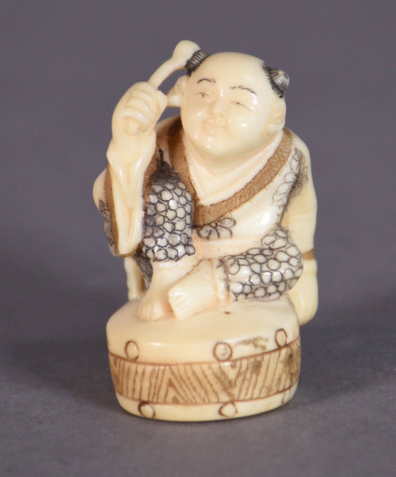 Netsuke de marfim representando figura com escova, assinado. - foto 1 de 3