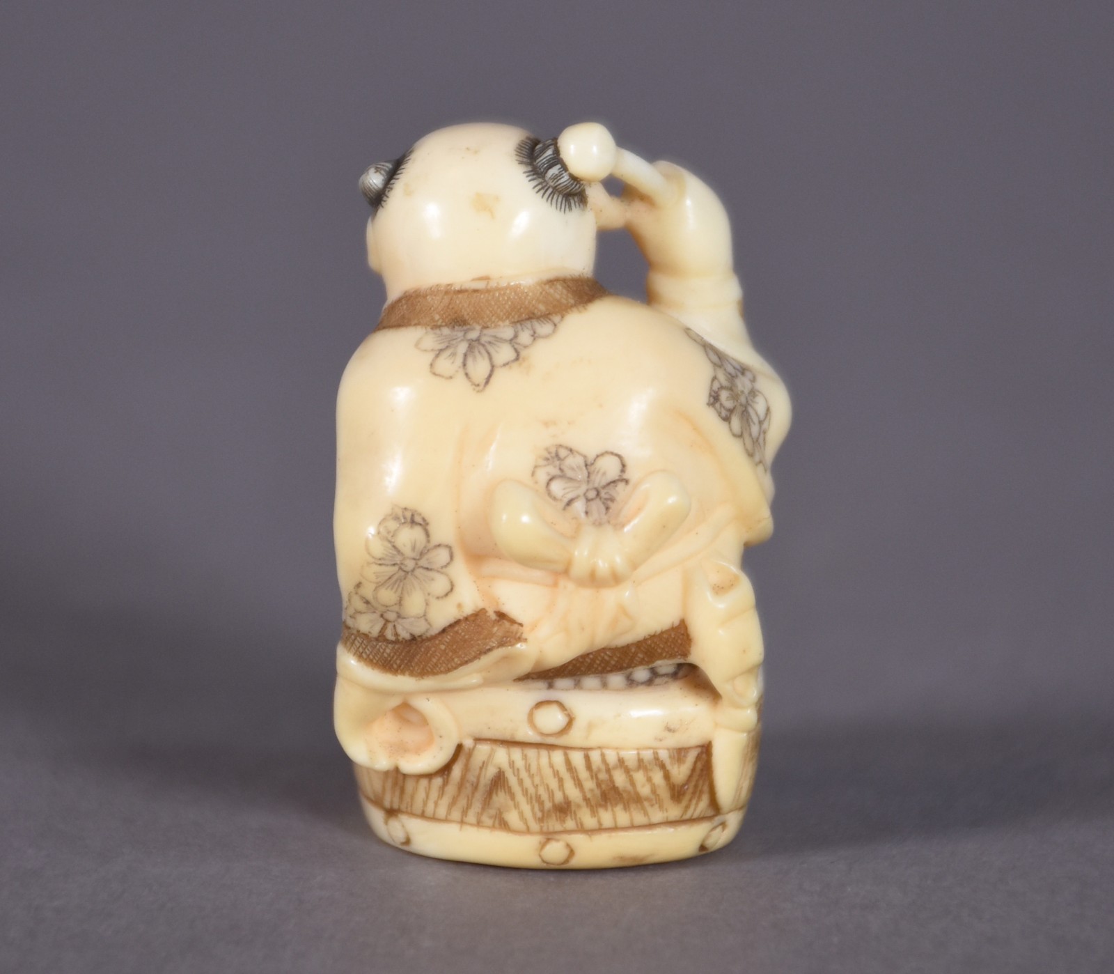 Netsuke de marfim representando figura com escova, assinado. - foto 2 de 3