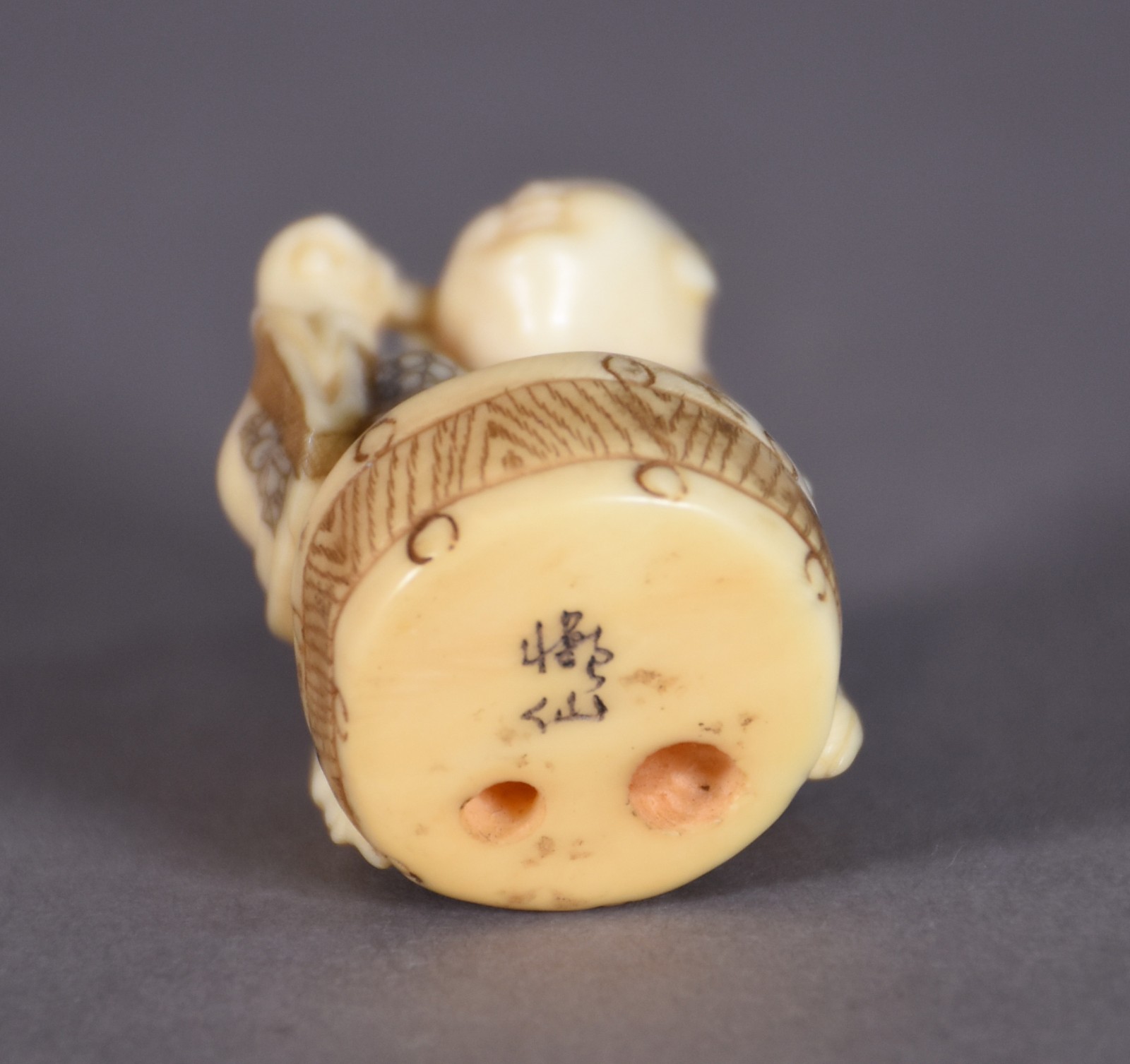 Netsuke de marfim representando figura com escova, assinado. - foto 3 de 3