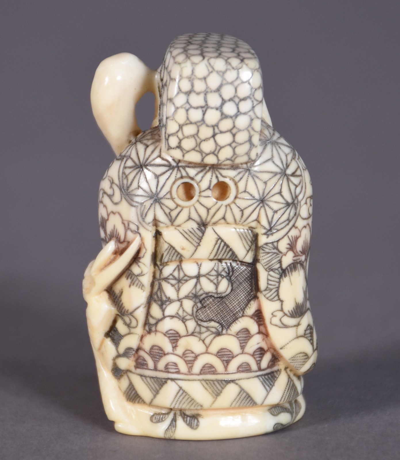 Netsuke de marfim representando sábio com cajado e animal, assinado. - foto 2 de 3