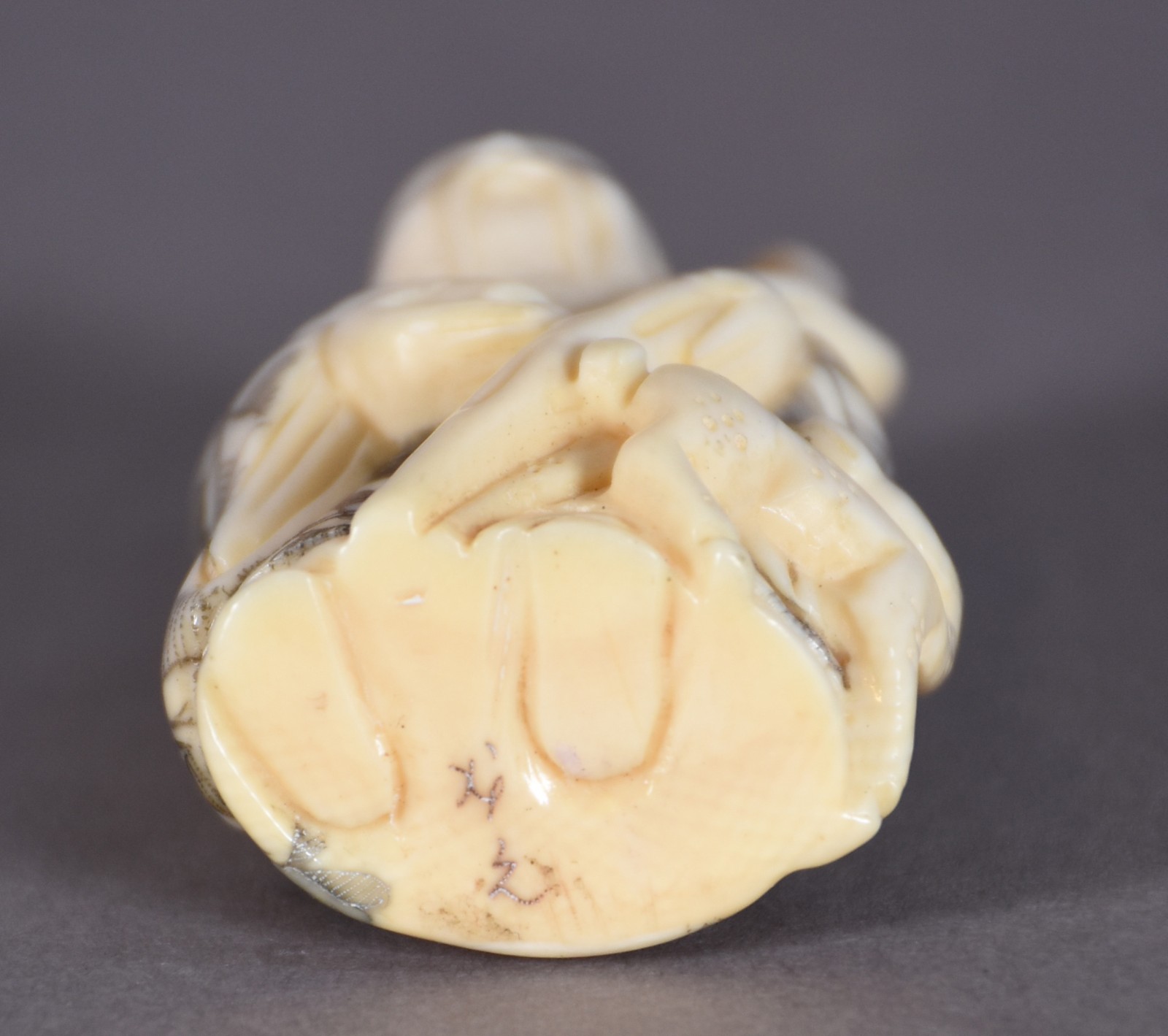 Netsuke de marfim representando sábio com cajado e animal, assinado. - foto 3 de 3