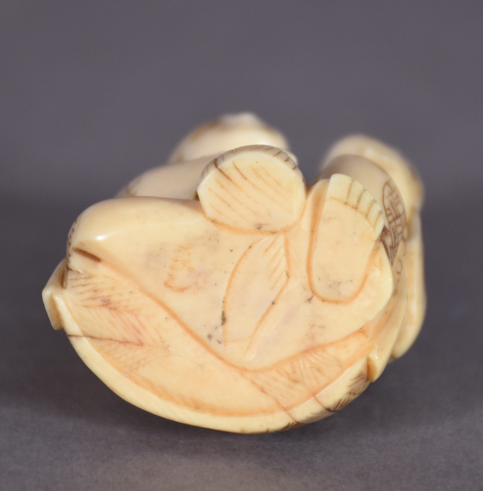 Netsuke de marfim representando figura com boneco. - foto 3 de 3