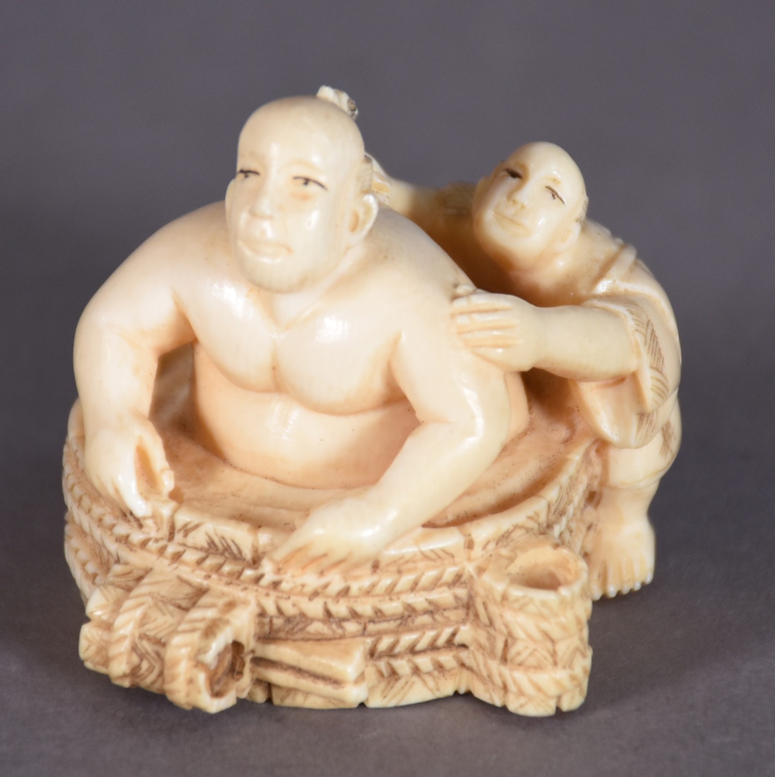 Netsuke de marfim representando homem se banhando, assinado. - foto 1 de 3