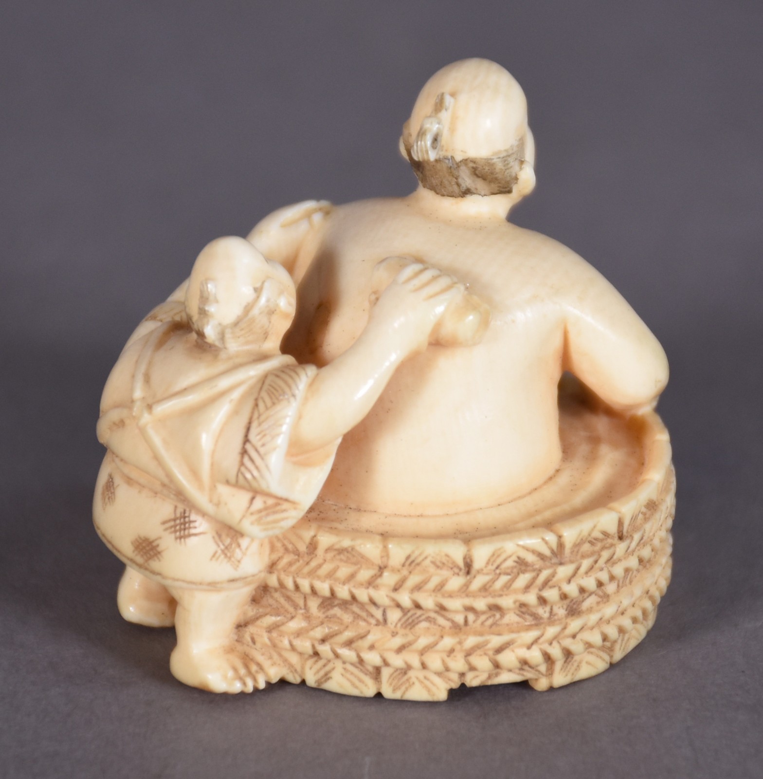 Netsuke de marfim representando homem se banhando, assinado. - foto 2 de 3