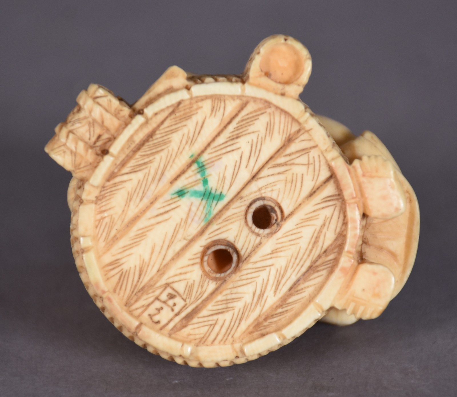 Netsuke de marfim representando homem se banhando, assinado. - foto 3 de 3