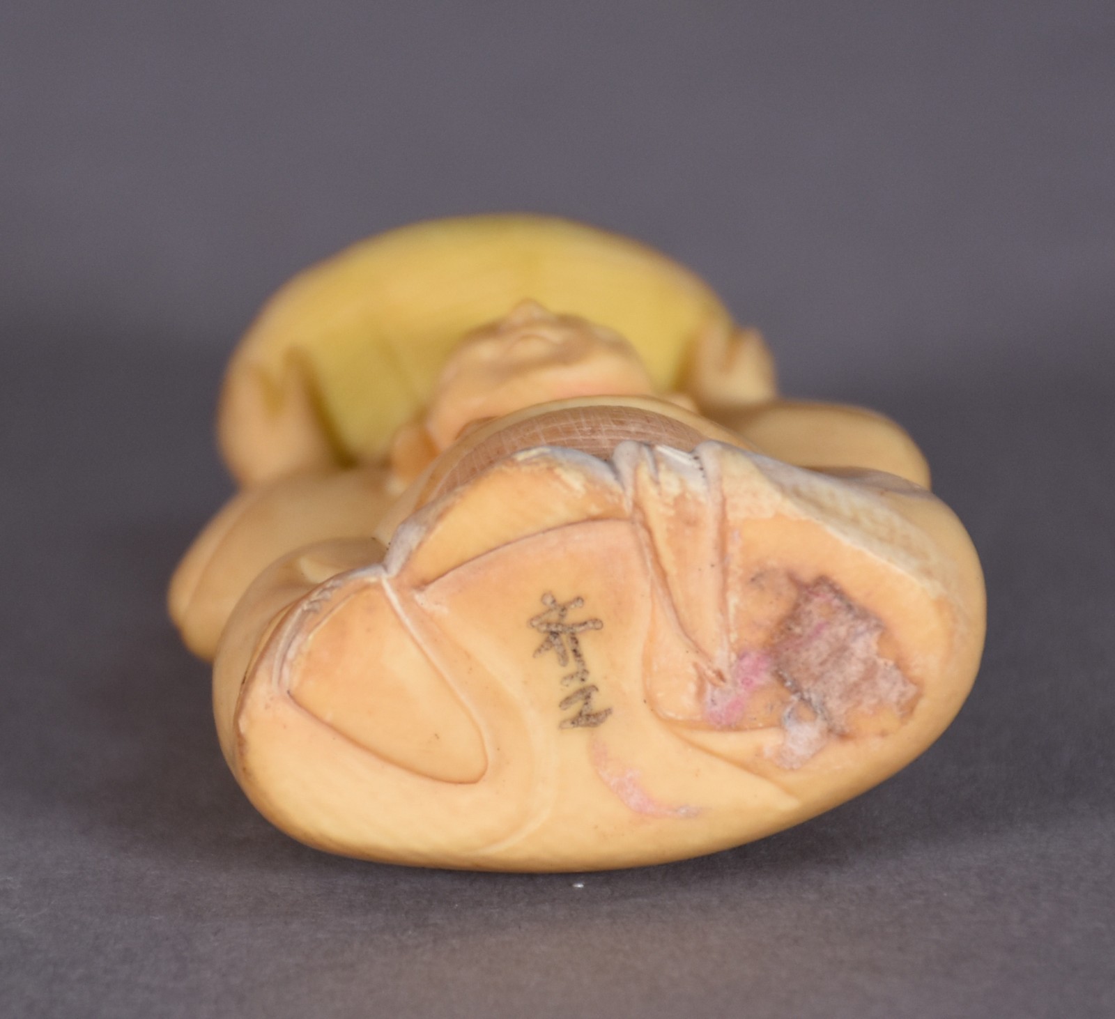 Netsuke de marfim representando figura segurando criança no cesto... - foto 3 de 3