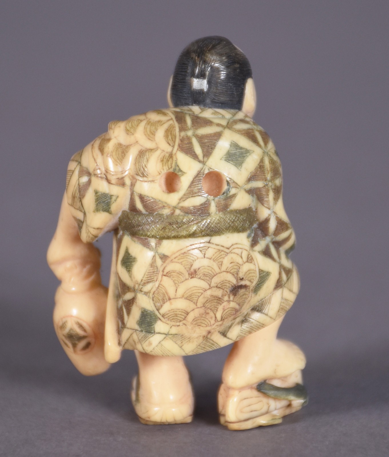 Netsuke de marfim policromado representando figura com cantil. - foto 3 de 3