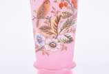 Vaso de opalina rosa decorado com pássaro, flor... - Vaso de opalina rosa decorado com pássaro, flores e folhagens em policromia, frisos com resquícios dourados e borda feitio "coroa".