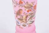 Vaso de opalina rosa decorado com pássaro, flor... - Vaso de opalina rosa decorado com pássaro, flores e folhagens em policromia, frisos com resquícios dourados e borda feitio "coroa".