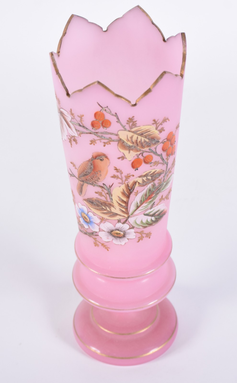 Vaso de opalina rosa decorado com pássaro, flores e folhagens em... - foto 2 de 5