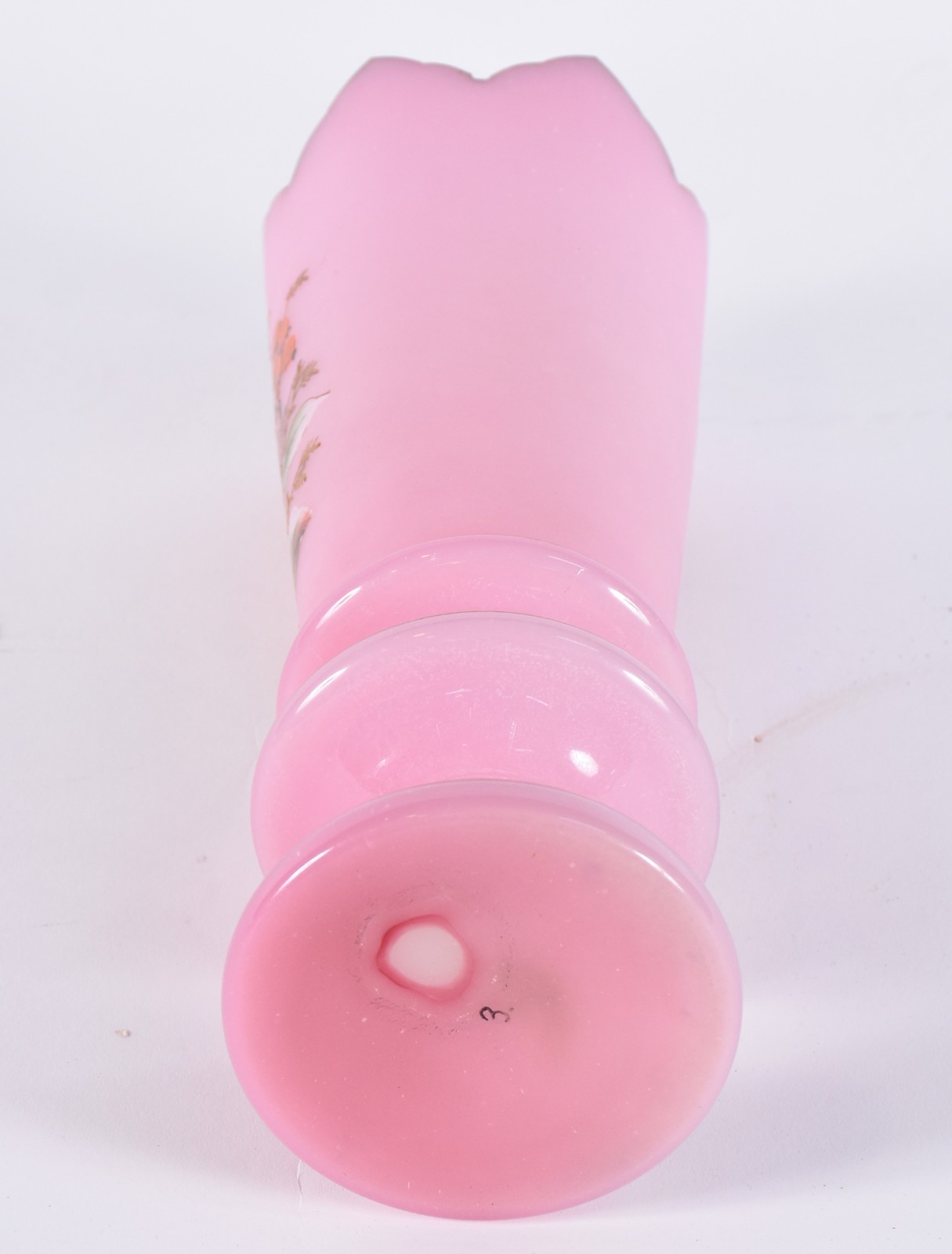 Vaso de opalina rosa decorado com pássaro, flores e folhagens em... - foto 4 de 5
