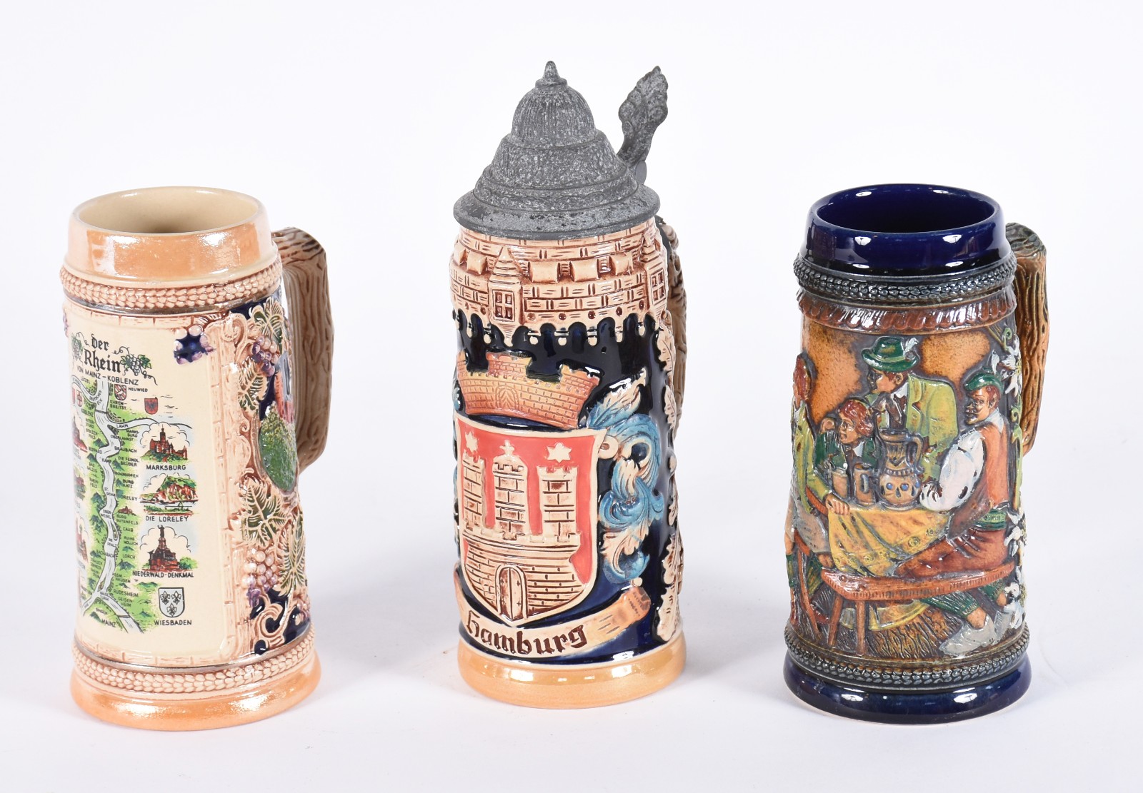 Duas canecas e um tankard de cerâmica alemã policromada decorados com... - foto 1 de 8